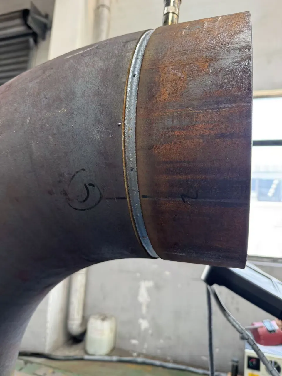 Elbow girth seam with low reinforcement