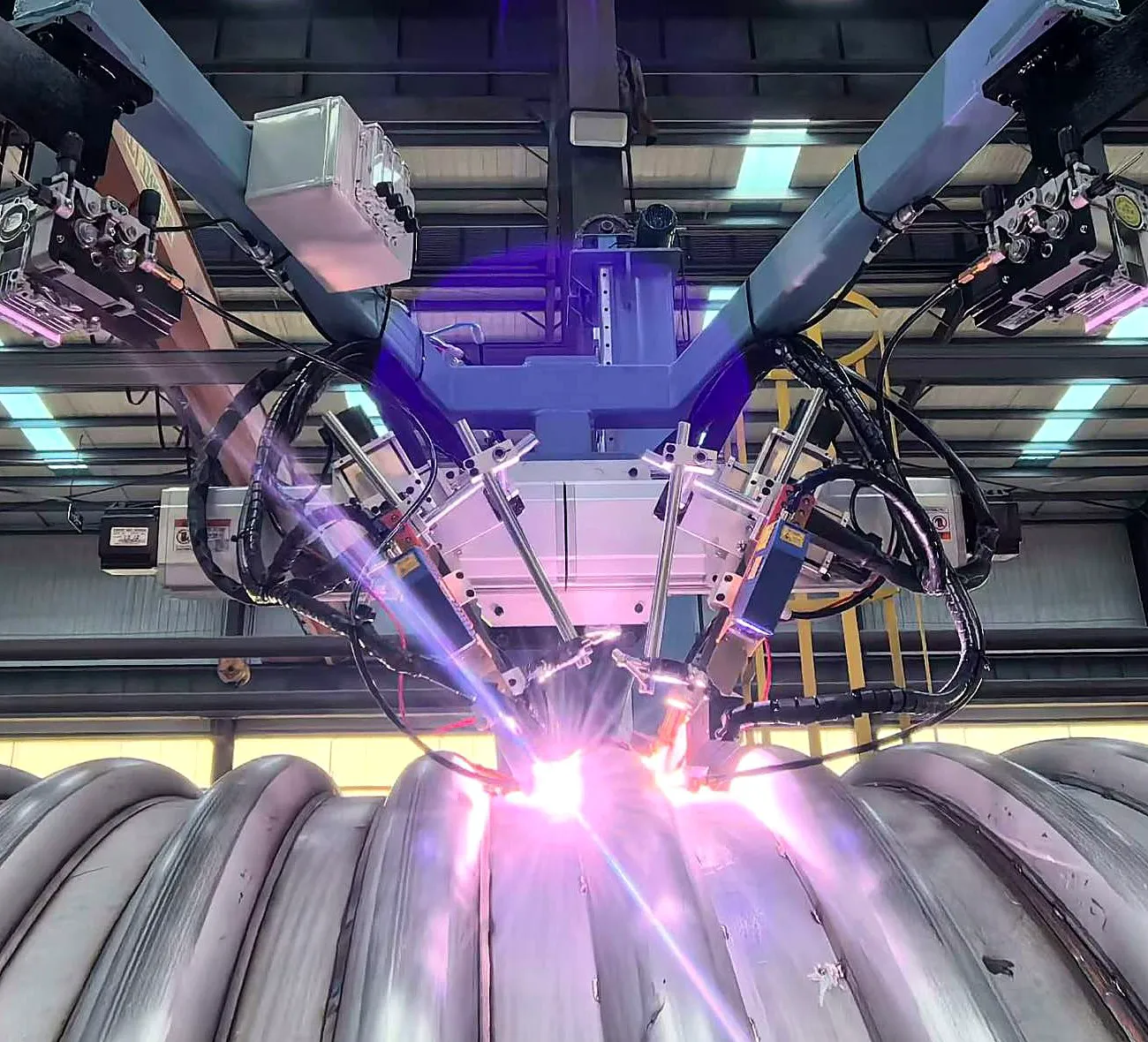 Twin-torch head: symmetrical, simultaneous arc start, stable pool